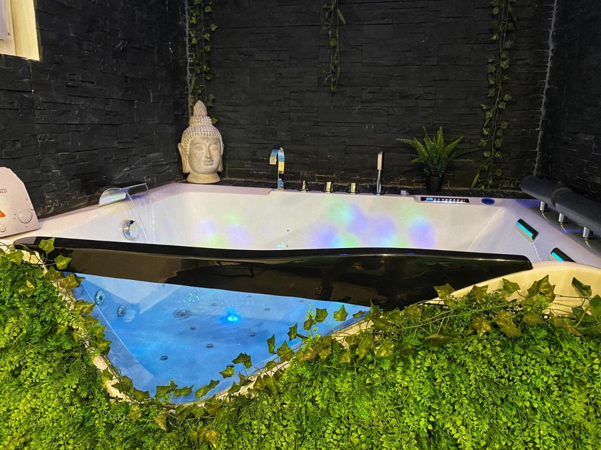 Suite Jacuzzi Privatif Plage Des Catalans マルセイユ エクステリア 写真