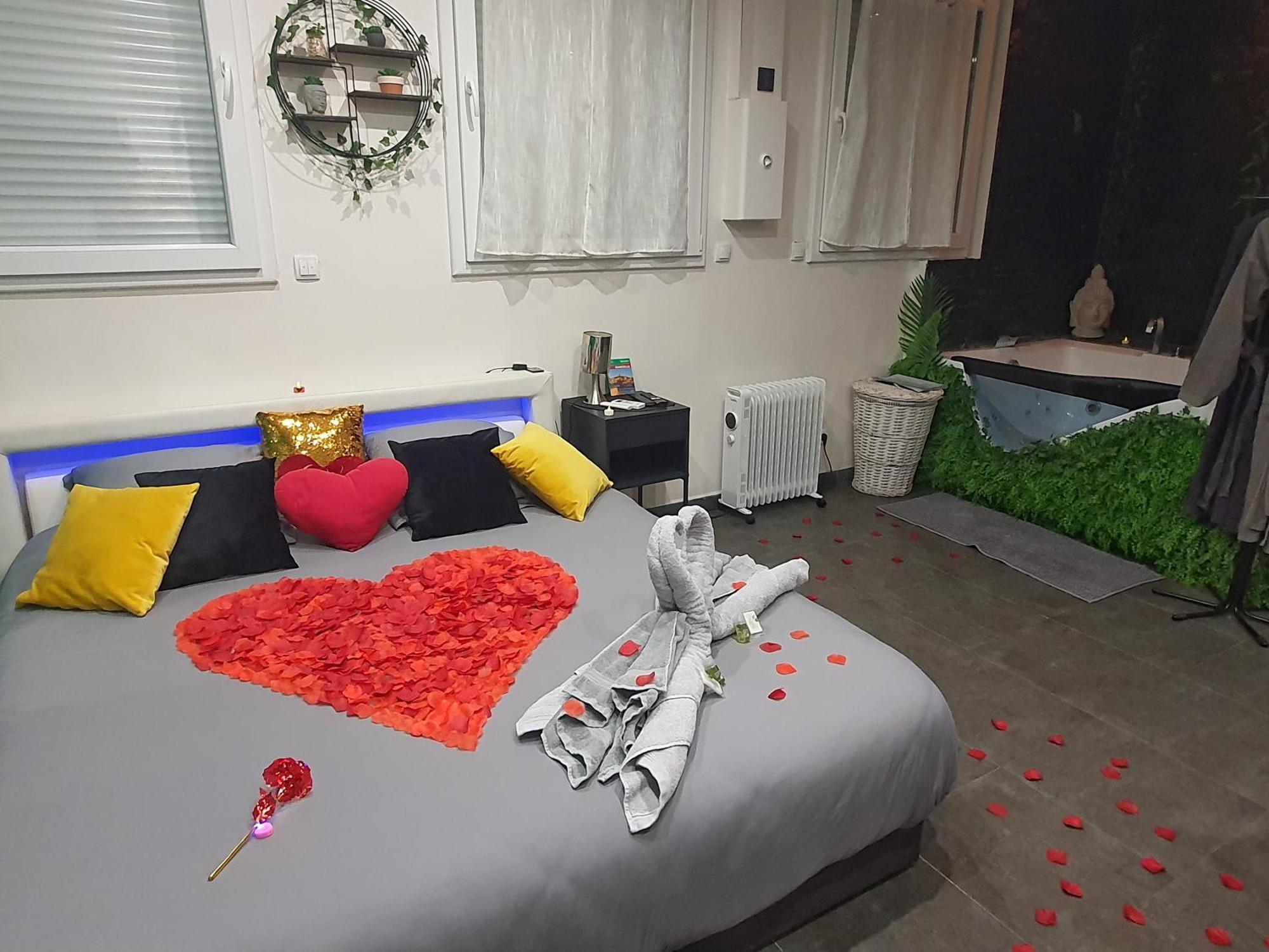Suite Jacuzzi Privatif Plage Des Catalans マルセイユ エクステリア 写真