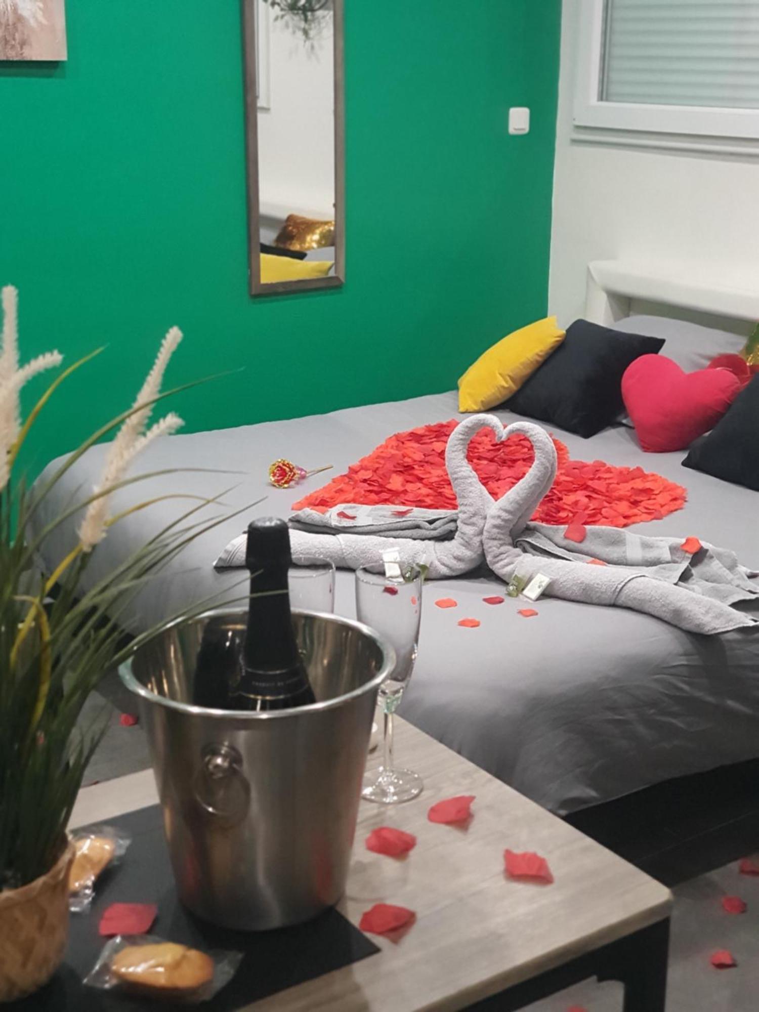 Suite Jacuzzi Privatif Plage Des Catalans マルセイユ エクステリア 写真
